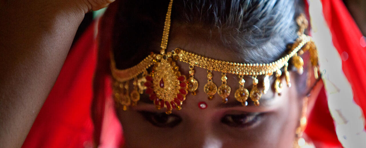Una joven está vestida con joyas.